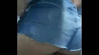 Casado dan&ccedil;ando com shortinho da esposa